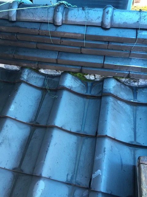 葛城市で下屋根にある漆喰に苔が繁殖