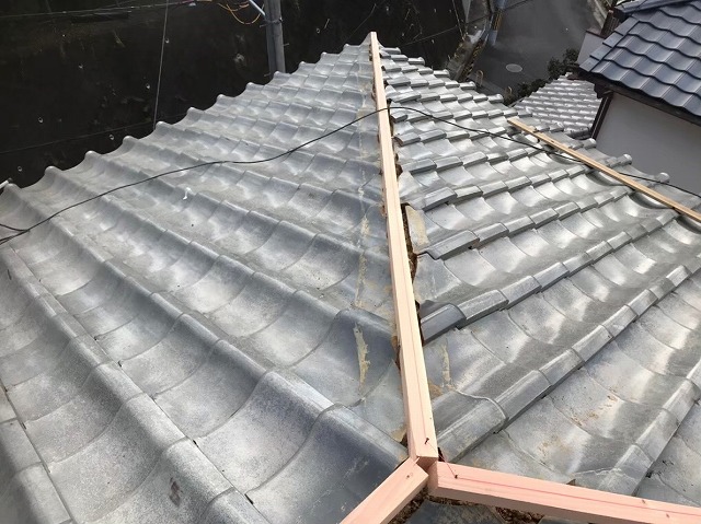 葛城市　雨漏りの瓦屋根　棟芯材設置