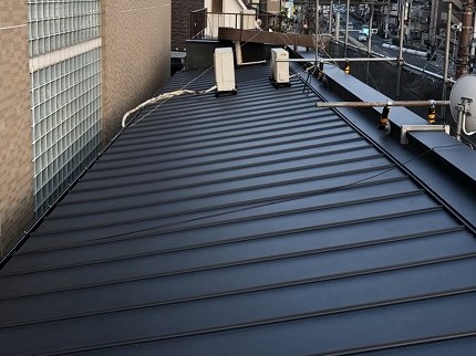 奈良市の店舗の屋根に立平葺きガルバ設置
