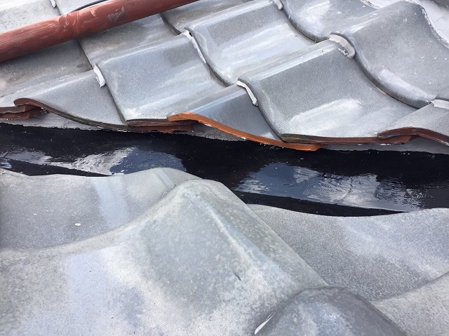 橿原市の下屋根の谷板金の塗装、完成！