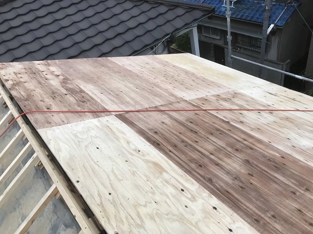 王寺町の屋根を構造用合板を増し張り