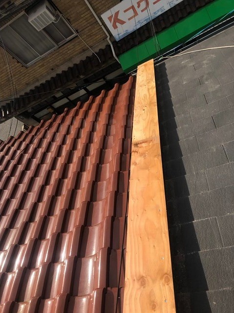 奈良市の屋根の取り合い板金工事開始
