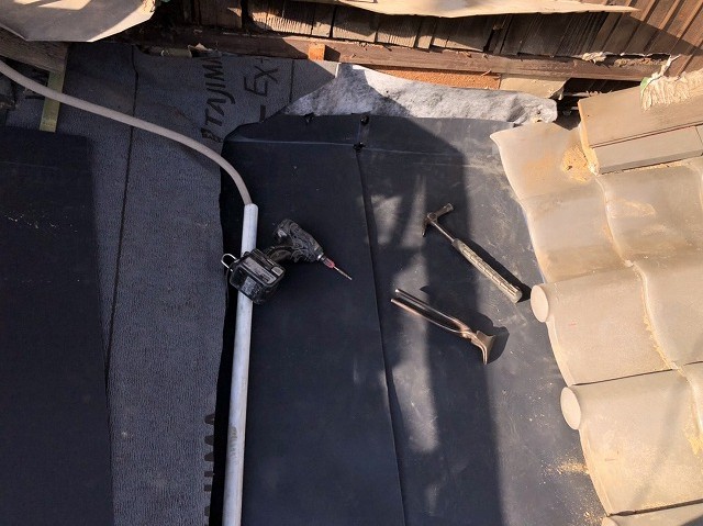 奈良市の雨漏り補修で下屋根の防水紙設置