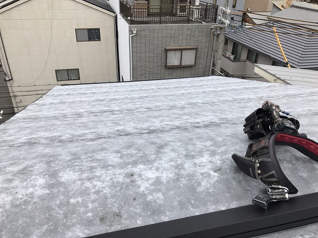 カバー工法で防水紙を設置した屋根