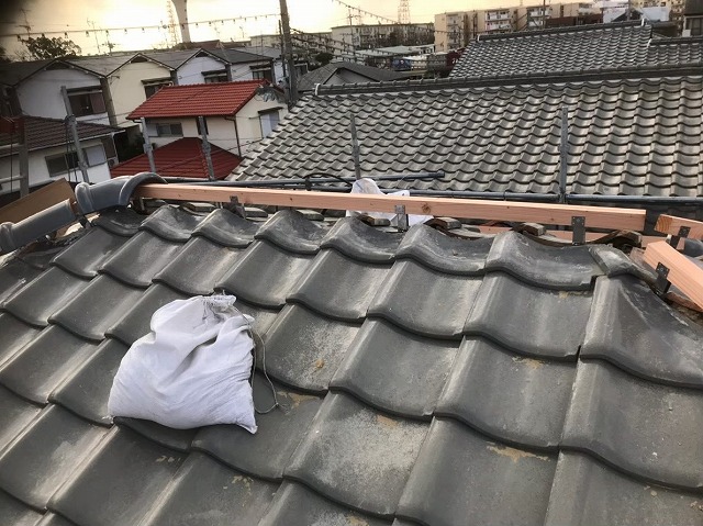 生駒市の崩れた大屋根の棟瓦積み直し