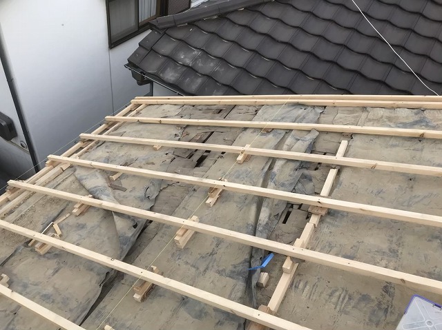 切り妻式屋根の不陸調整作業