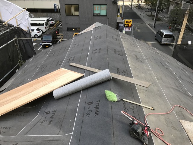 奈良市の複合屋根の防水紙設置