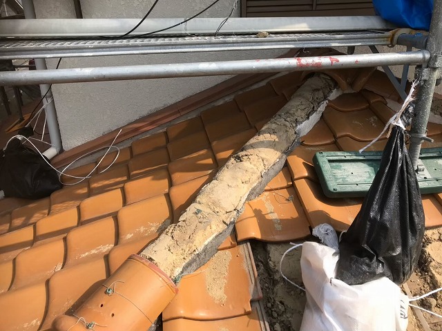 下屋の瓦撤去と葺き土
