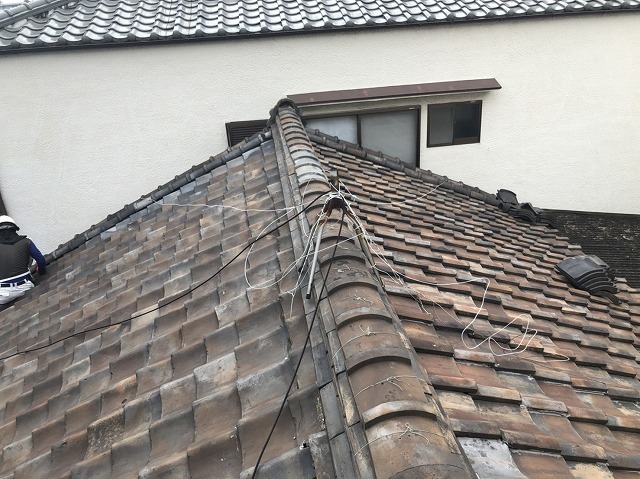老朽化した粘土瓦屋根の様子