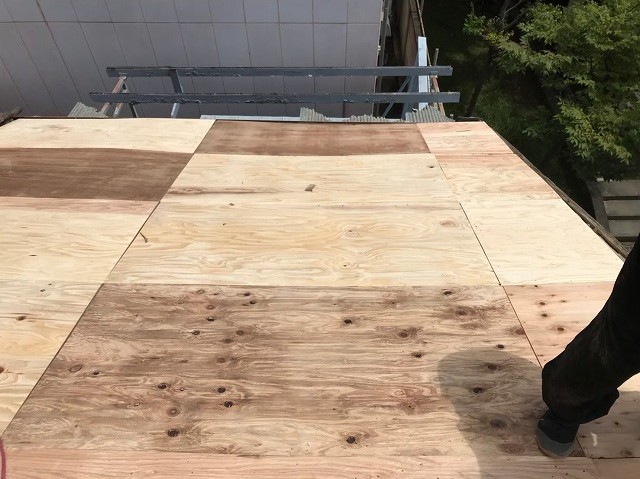 奈良市の葺き替え工事で野地板のメンテナンス