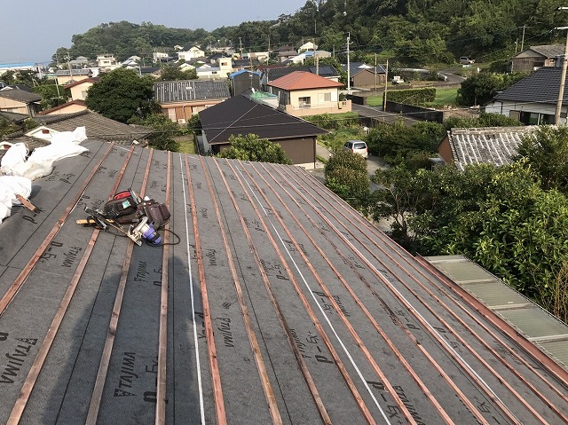 屋根に防水紙と瓦桟を設置