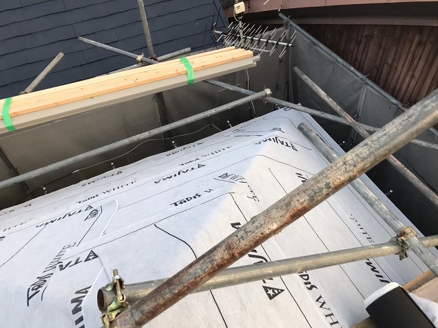 御所市の入母屋屋根の防水紙設置