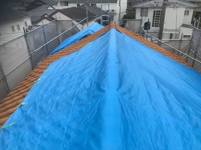 斑鳩町でブルーシートが被せられている屋根