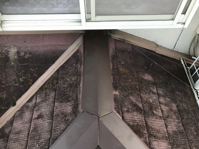 田原本町で新しい棟板金を設置したカラーベスト下屋根