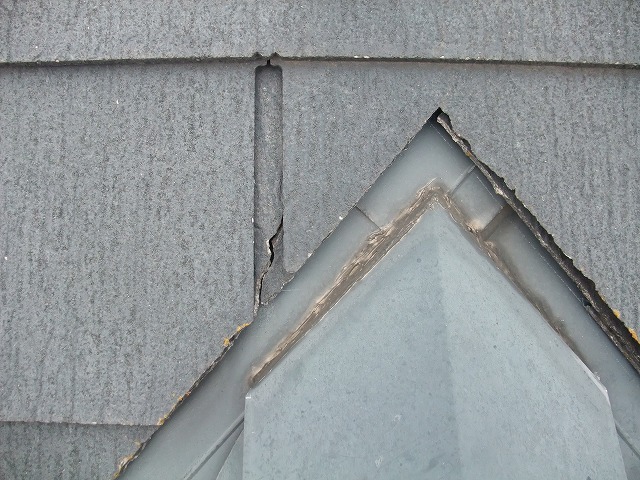 破損したスレート屋根