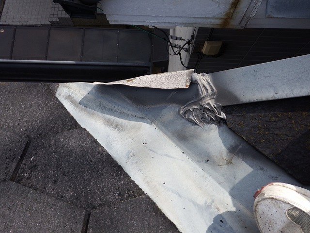 破損した破風板の真上の屋根
