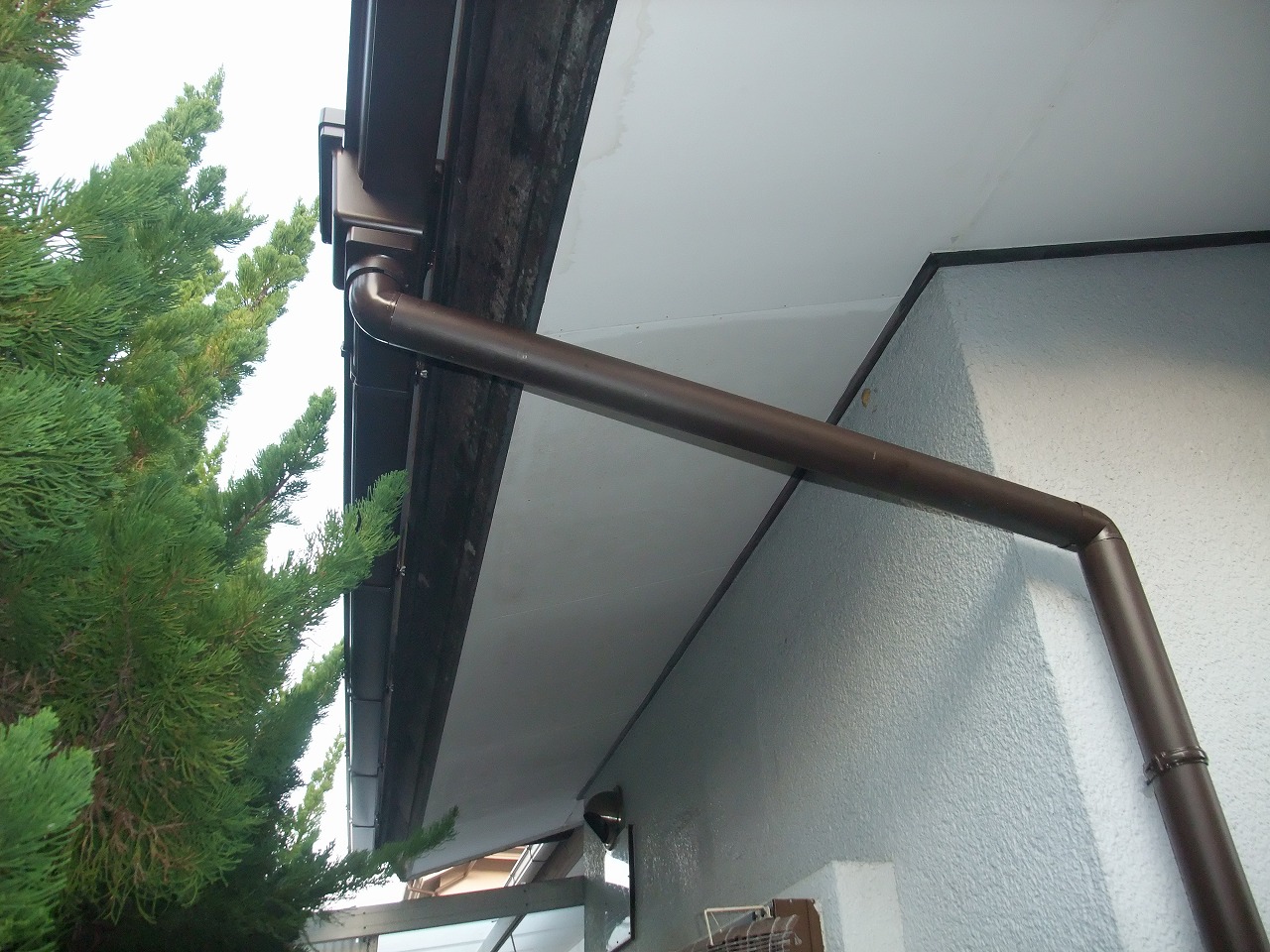 生駒市の葺き替え工事、下屋根に雨樋設置