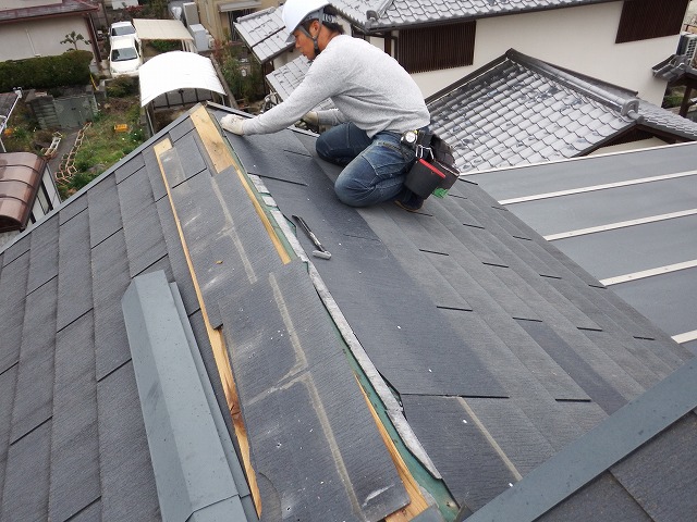 補修中のスレート屋根