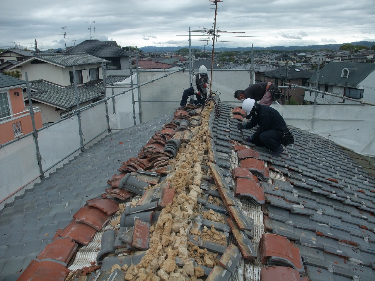奈良市中山町の棟瓦撤去