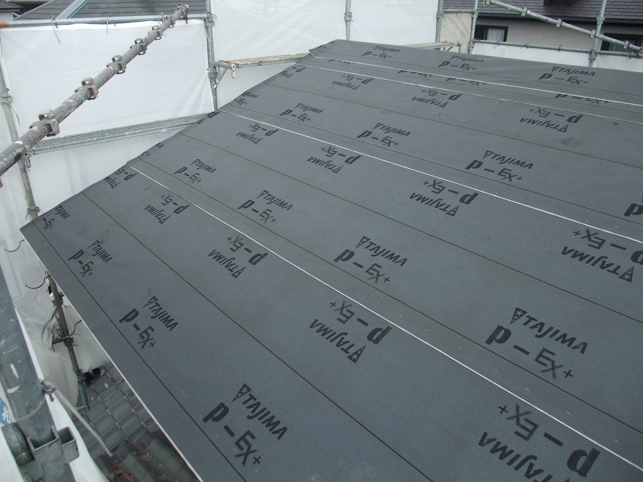 奈良市中山町の屋根に水切りと雨樋金具設置