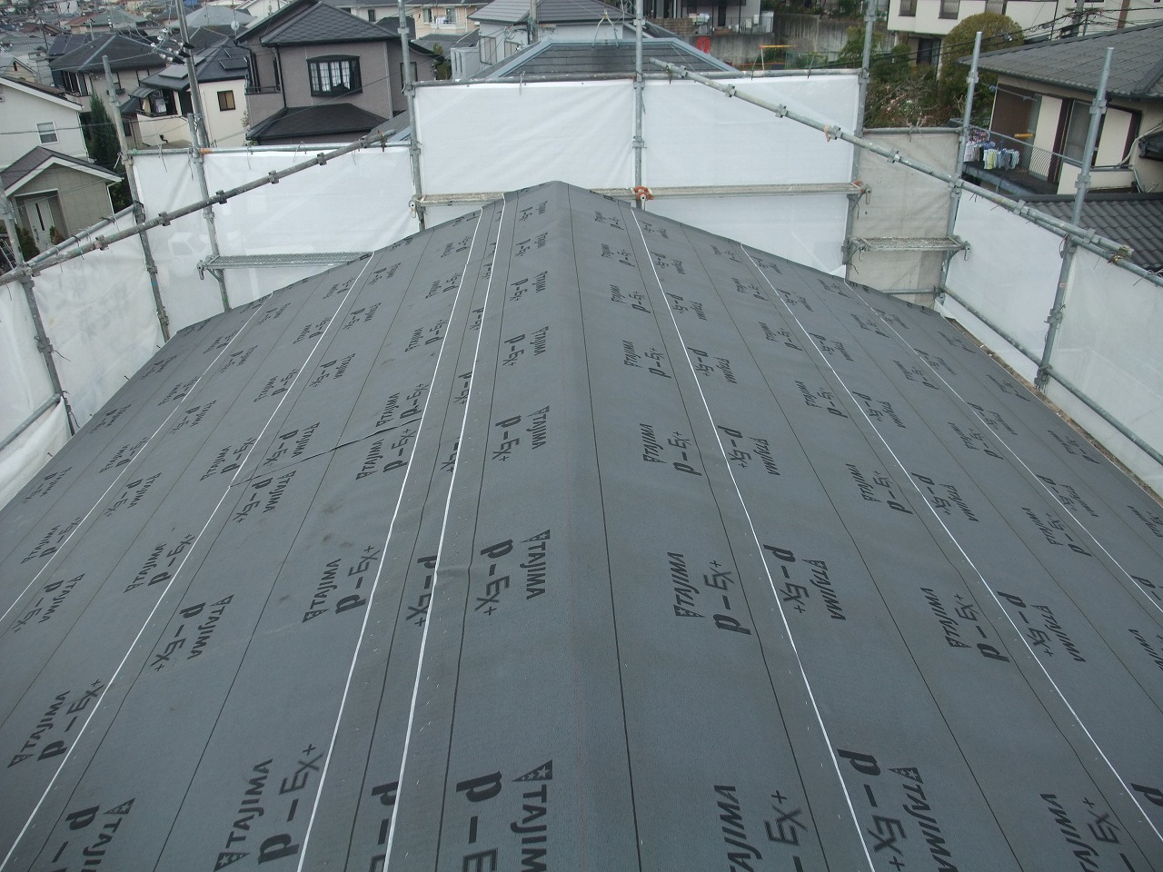 奈良市中山町の屋根に防水紙設置