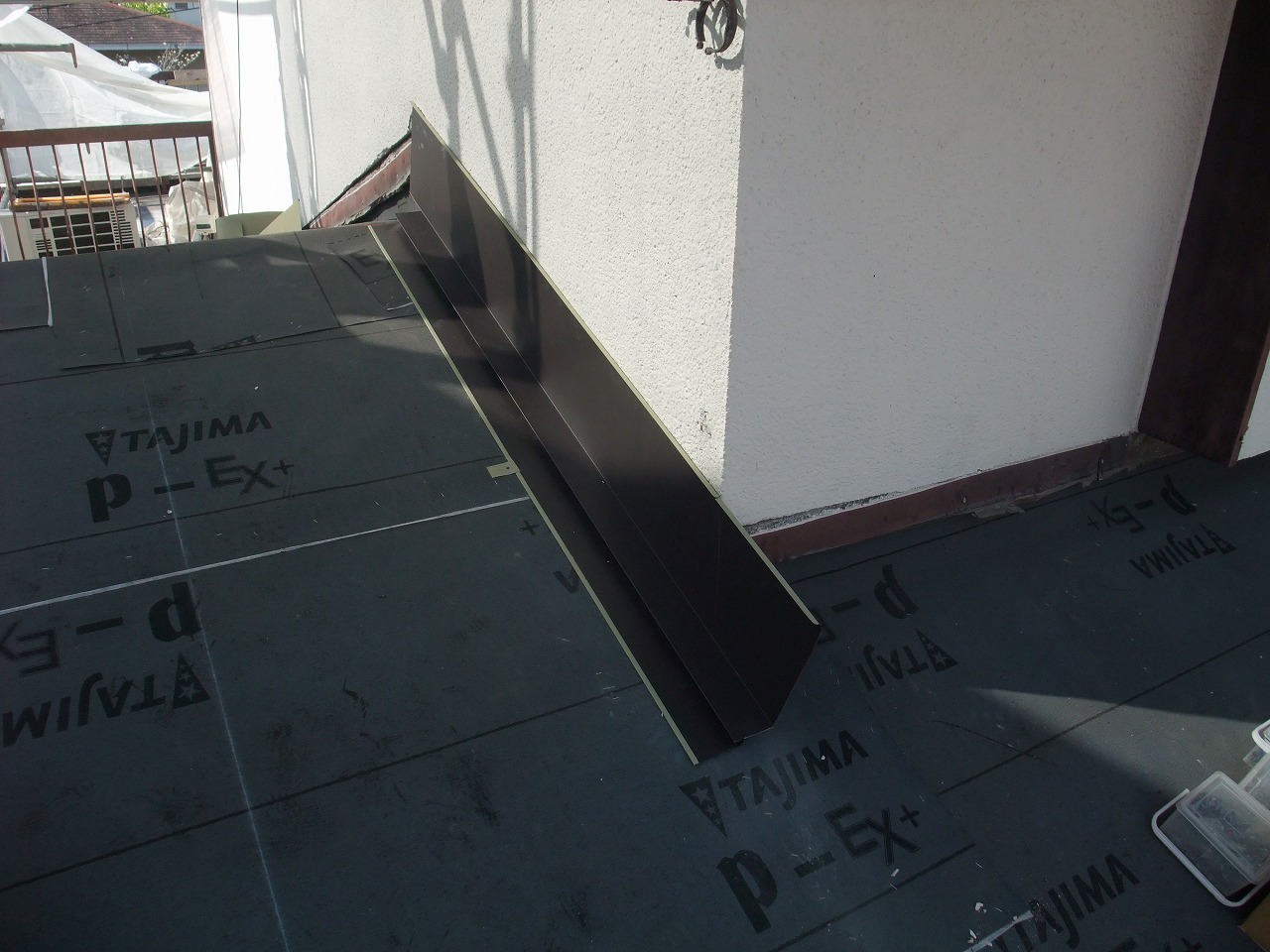奈良市中山町の屋根に水切り板金を設置