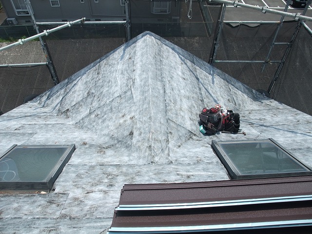 粘着ルーフィング設置後の屋根
