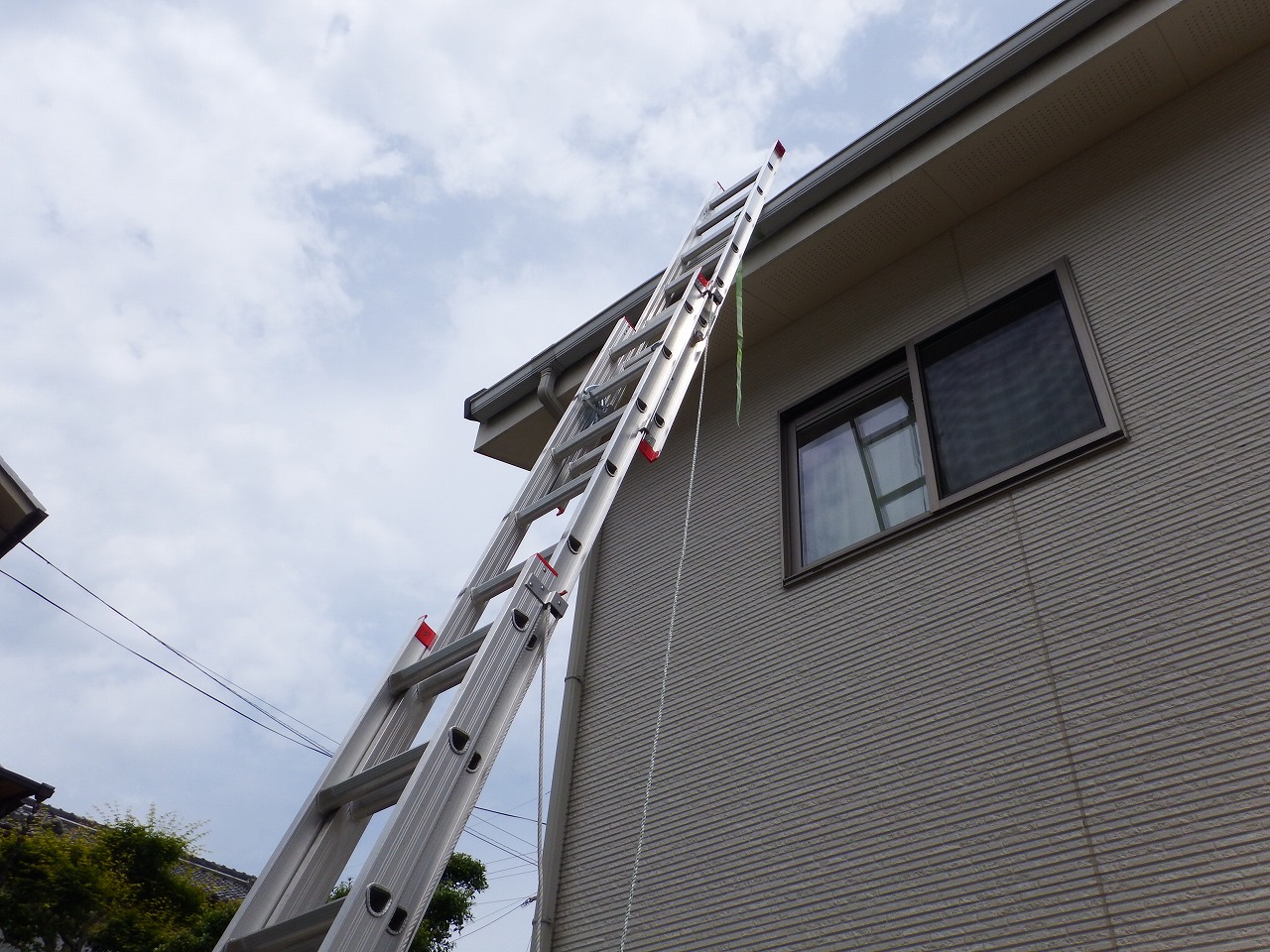 奈良市の屋根の点検、はしごを掛けて屋根に上ります