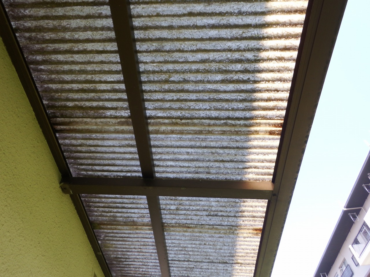奈良市の庇の波板屋根