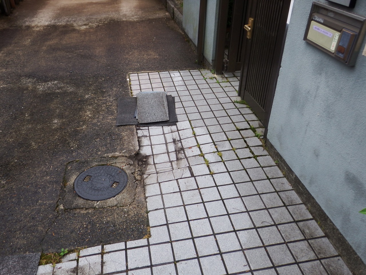 奈良市都祁のお宅で外構工事のための現場調査、玄関前のタイル床