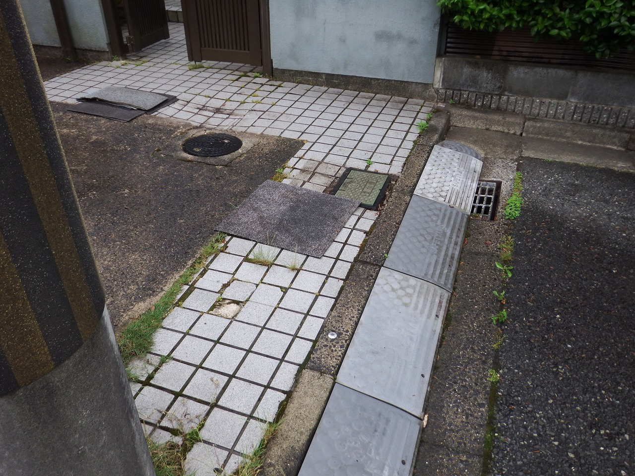 奈良市都祁のお宅で外構工事のための現場調査、玄関前のタイル