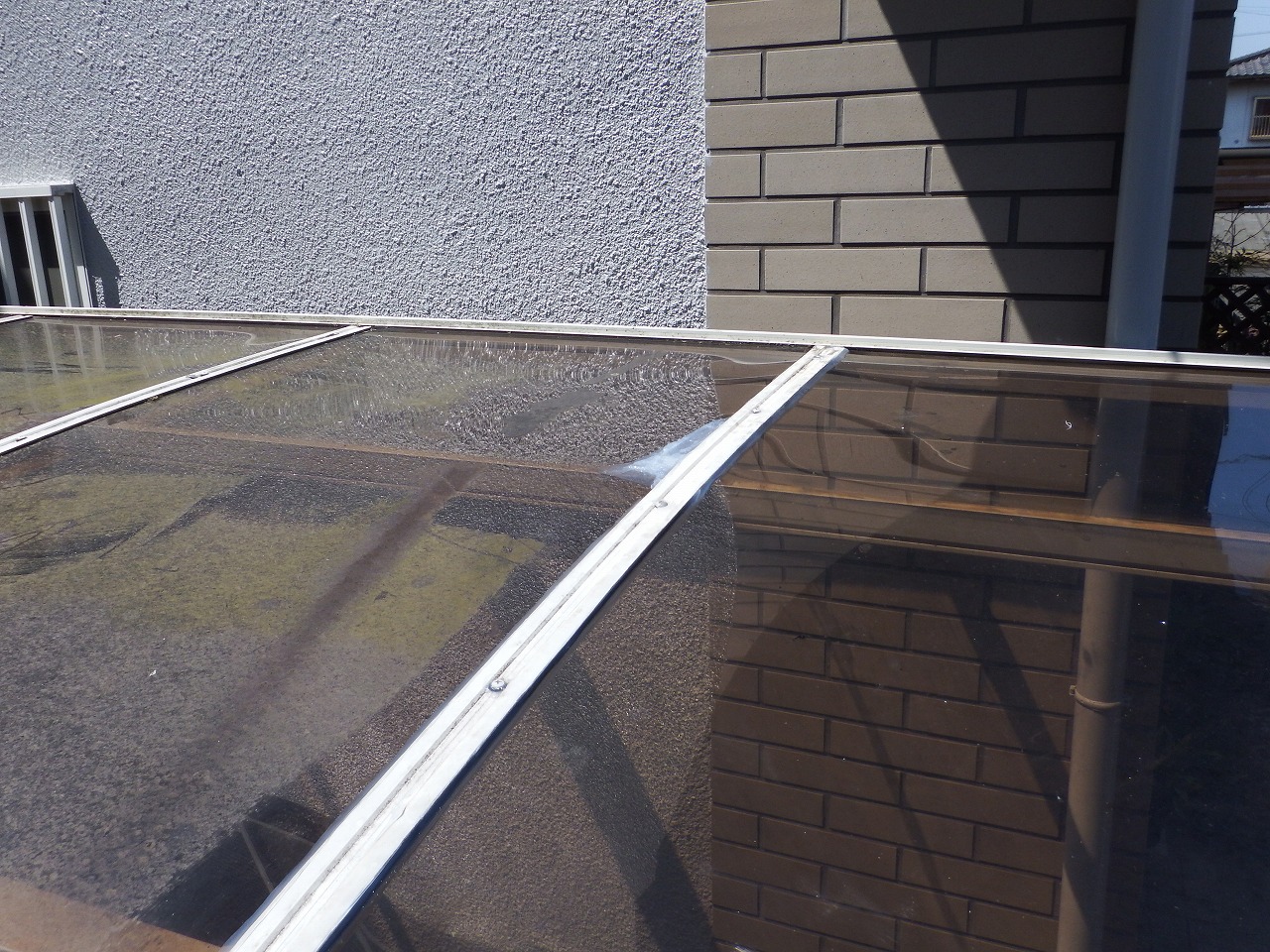 奈良市出屋敷町の雨漏りのカーポート屋根の平板、傷の補修