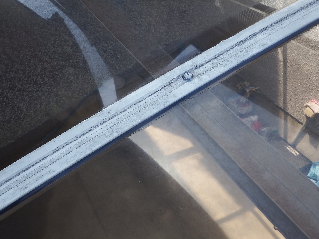 奈良市出屋敷町の雨漏りのカーポート屋根の平板の押さえ金具、再取り付け