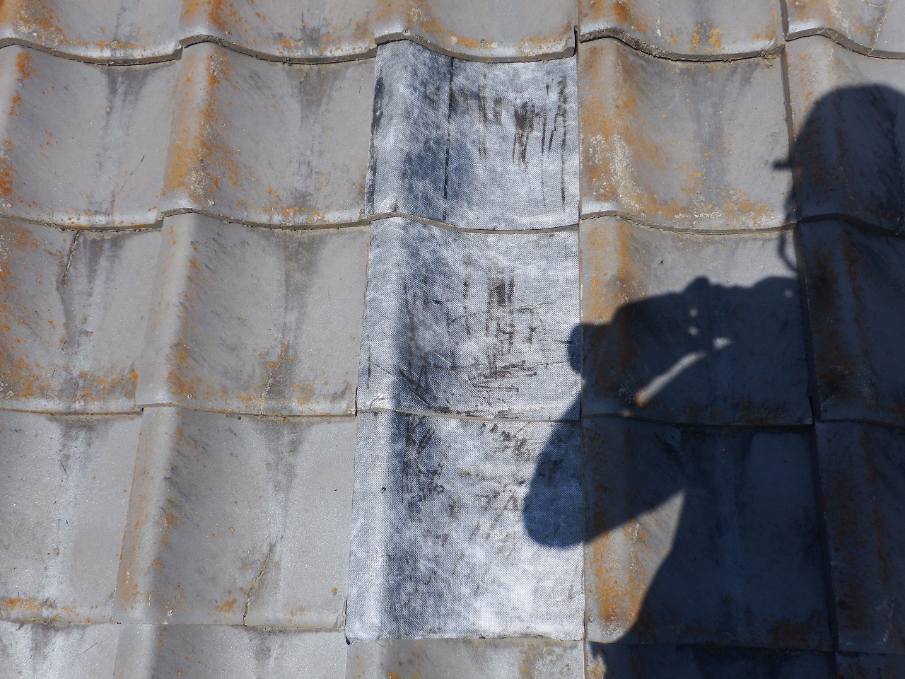 奈良市平松の雨漏りのハイツの屋根、瓦を剥がした下地に粘着ルーフィング