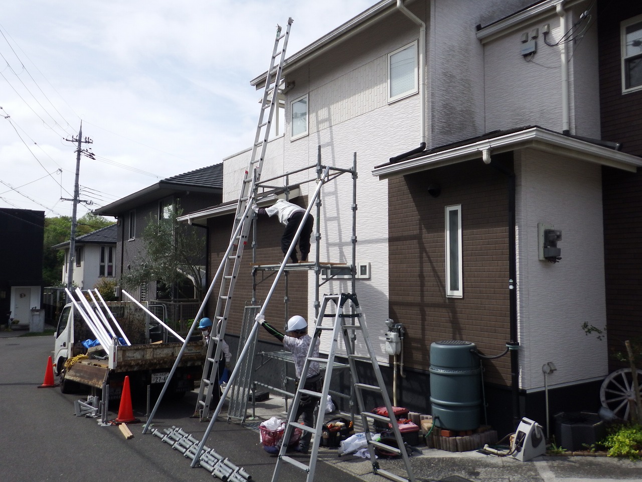 生駒市上町台のスレートが割れた屋根工事、足場組み立て