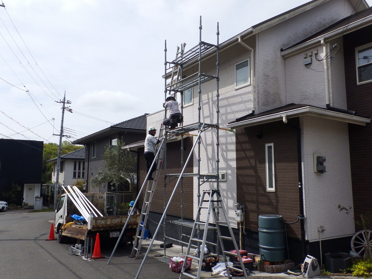 生駒市上町台のスレートが割れた屋根工事、足場組み立て