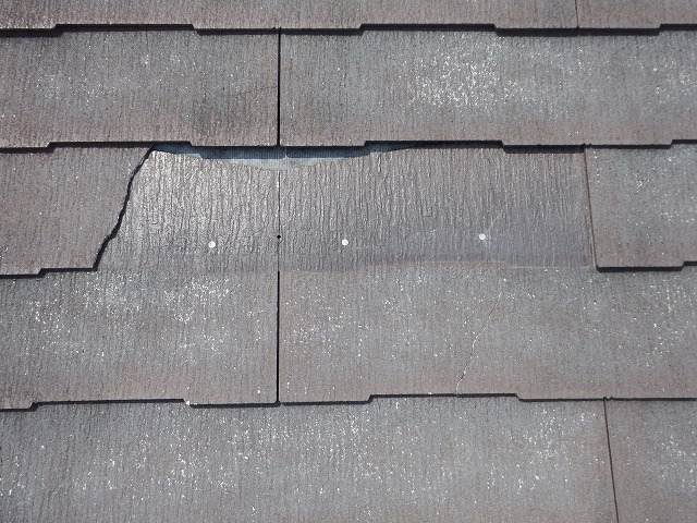 破損したスレート屋根の様子