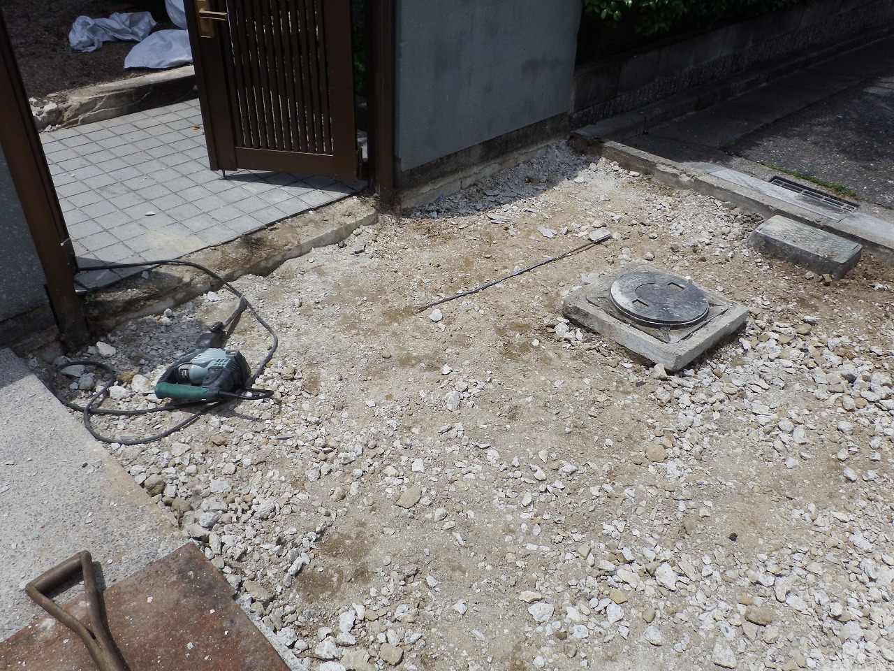 奈良市都祁のお宅で外構工事のための現場調査、玄関前のタイル床撤去