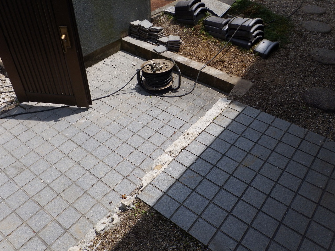 奈良市都祁で外構工事中！玄関前の土間工事と庭のブロック基礎設置