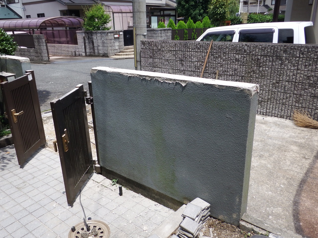 奈良市都祁の外構工事、剥がれた玄関塀