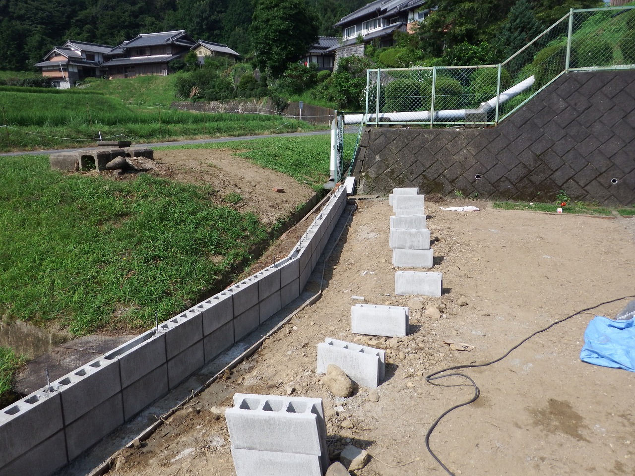 奈良市都祁の庭のフェンス設置、基礎ブロック
