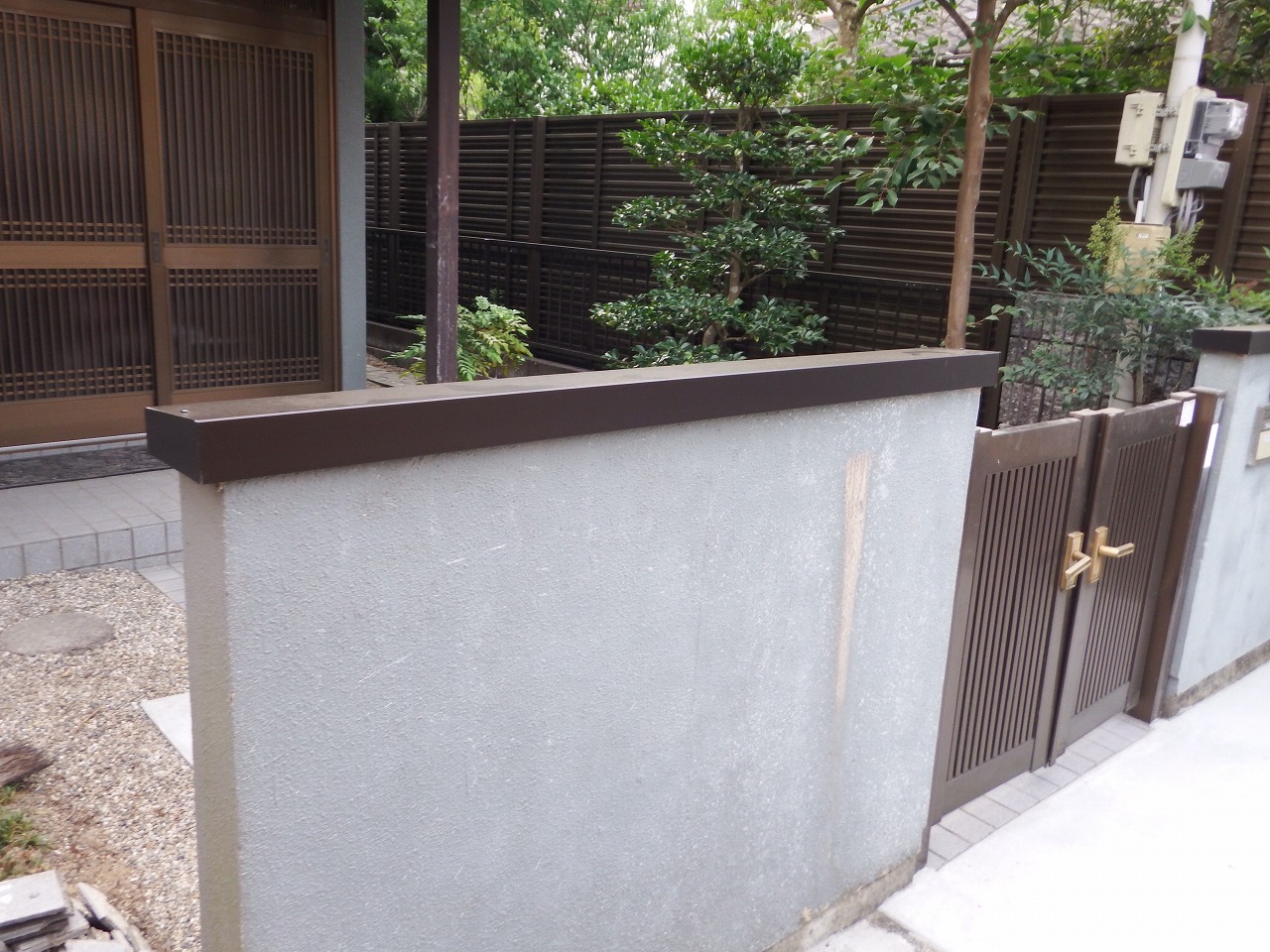 奈良市都祁の外構工事、玄関塀の笠木完了