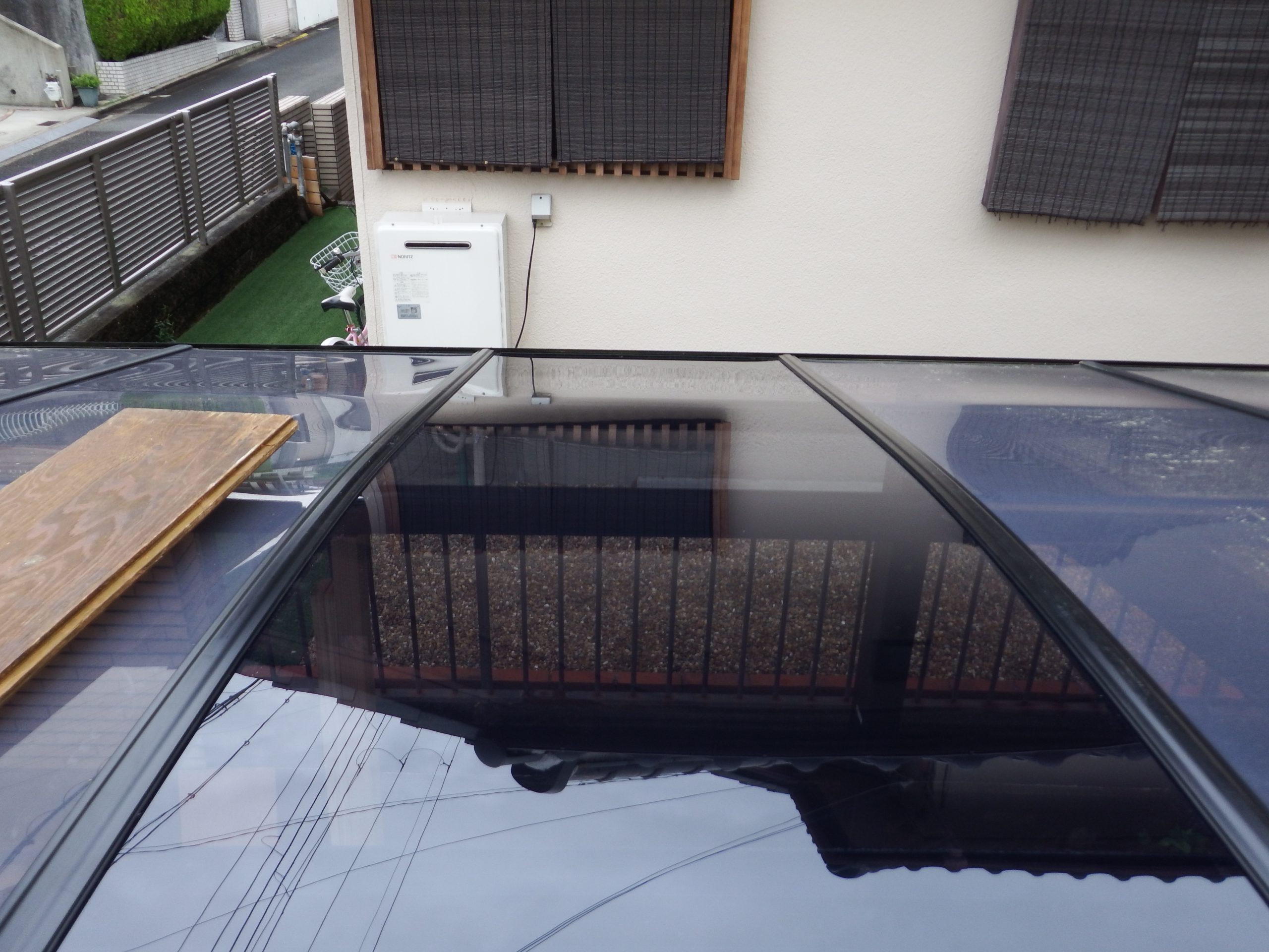 奈良市のカーポート屋根補修、パネルのビニール剥がし