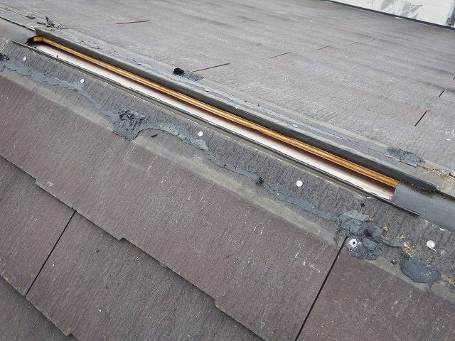生駒市で割れたカラーベスト屋根の補修メンテナンスで棟板金の取り外し