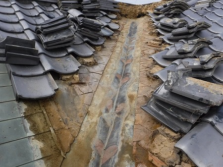 田原本町で雨漏り修理！穴が開いた銅の谷板金をガルバリウムへ交換