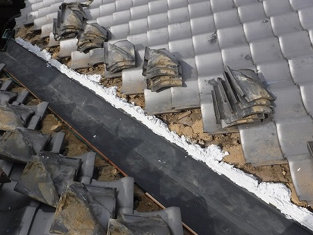 谷瓦葺き戻し、谷際漆喰施工