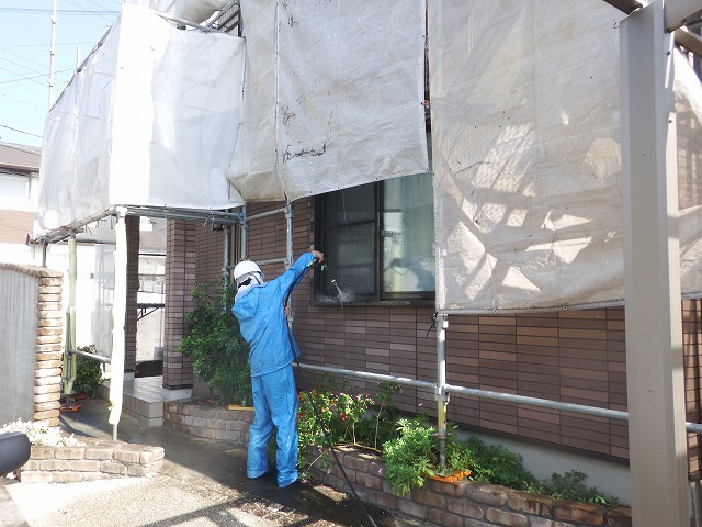 生駒市で外壁のメンテナンス工事、塗装をする前に養生とシール打ち