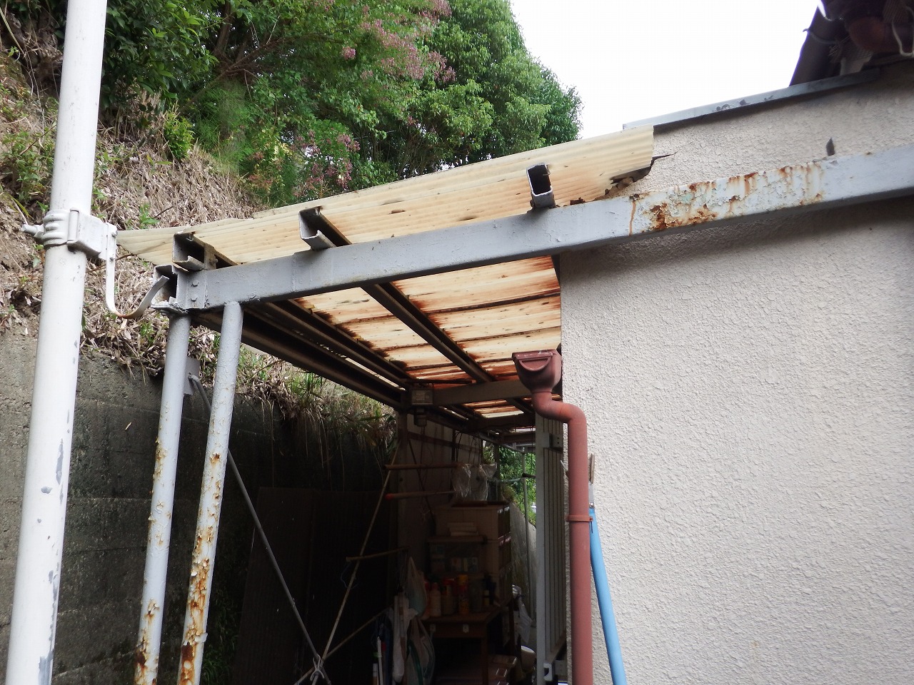 奈良市法蓮町の大きな平屋の裏の経年劣化した波板屋根を無料点検
