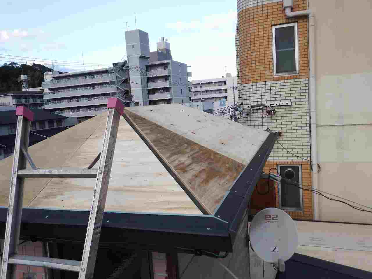 奈良県三郷町で小屋根の野地板の増し張り