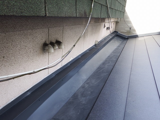 奈良県三郷町で小屋根にスーパーガルテクト設置